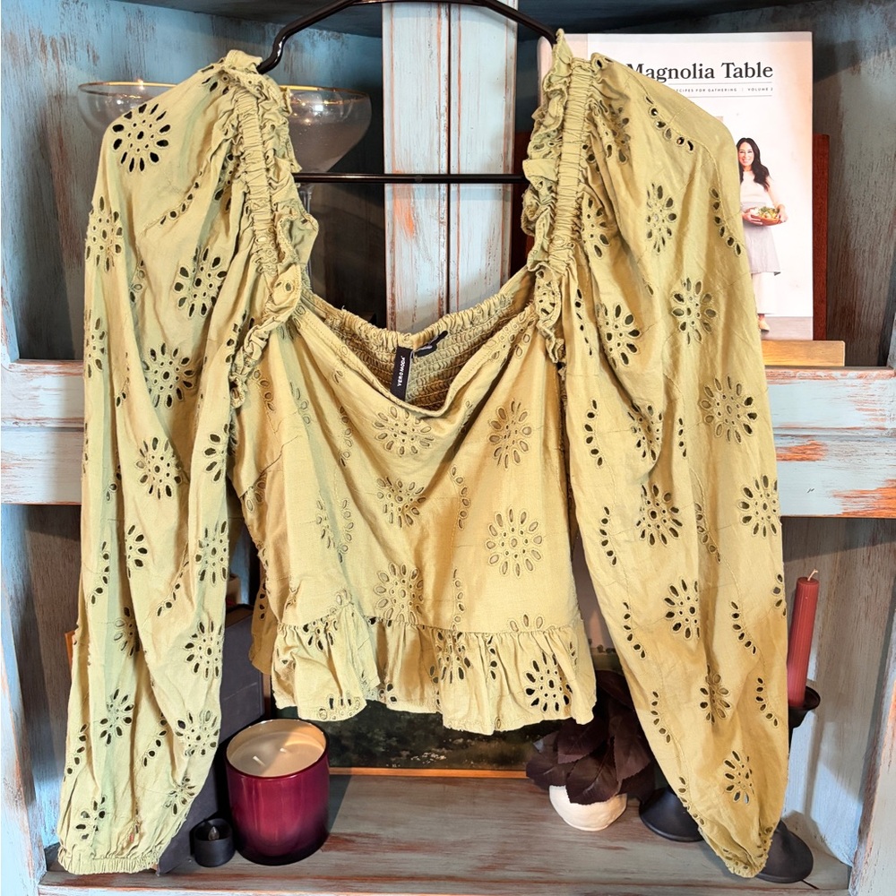 Few moda med green top